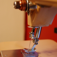 the distinctive slanted needlebar that gives the machine its name.